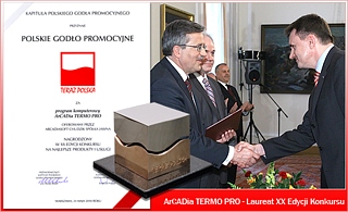 Prezydent Bronis�aw Komorowski wr�cza god�o TERAZ POLSKA dla programu ArCADia-TERMO prezesowi ArCADiasoft