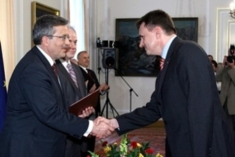 Prezes ArCADiasoft Jaros�aw Chudzik odbiera god�o TERAZ POLSKA od Prezydenta RP Bronis�awa Komorowskiego
