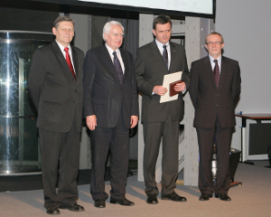 Prezes Jaros�aw Chudzik odbiera nagrod� MTB BUDMA 2009