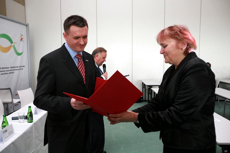 Prezes Jaros�aw Chudzik odbiera nagrod� ��d� Proponuje -Kreatywni i Innowacyjni