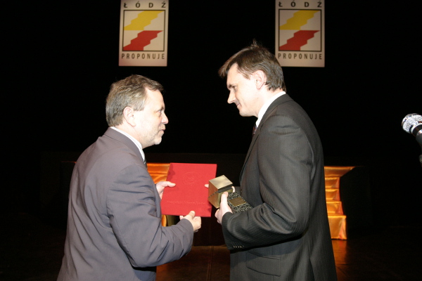 Prezes Jaros�aw Chudzik odbiera nagrod� ��d� Proponuje - konstruktor	